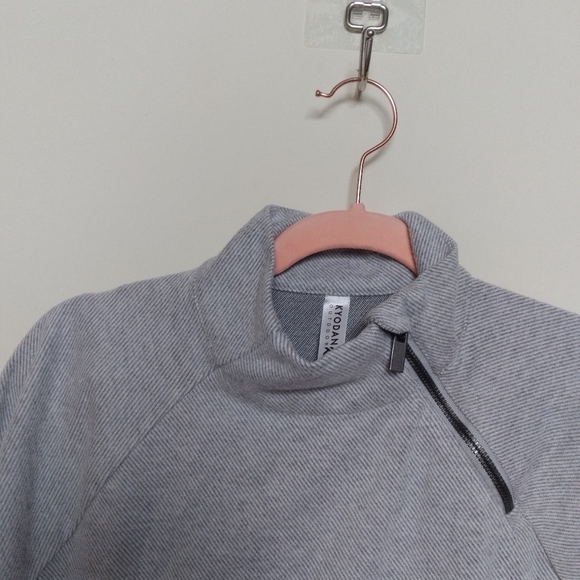 Kyodan Neutral Gray Cozy Karma Asymmetrical Hem Pullover Sweatshirt Size Small - Picture 4 of 9